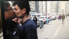 城管与小贩的“恶作剧之吻”不容赞赏