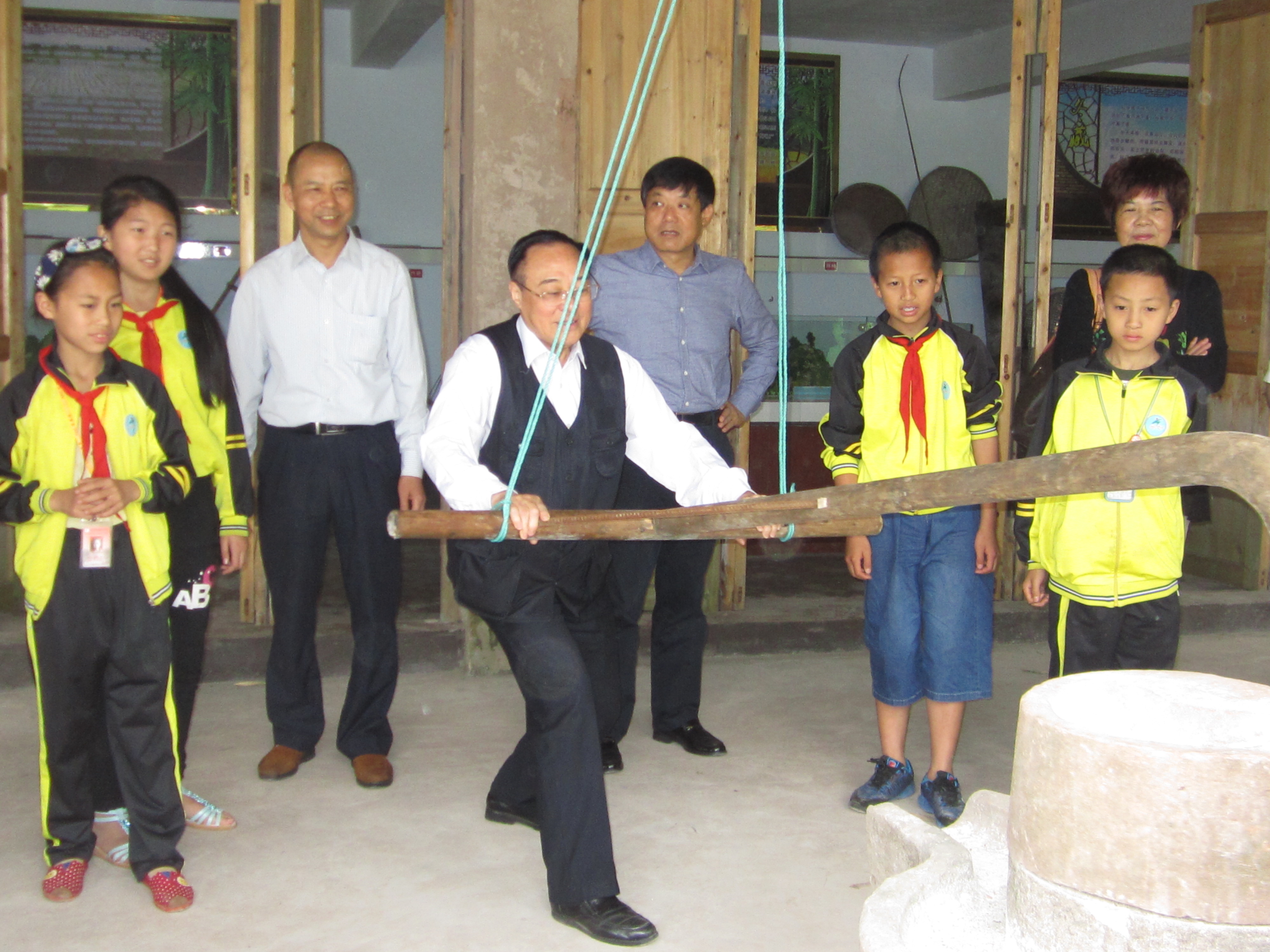 泸州市关工委到合面基地调研，关心学生成长